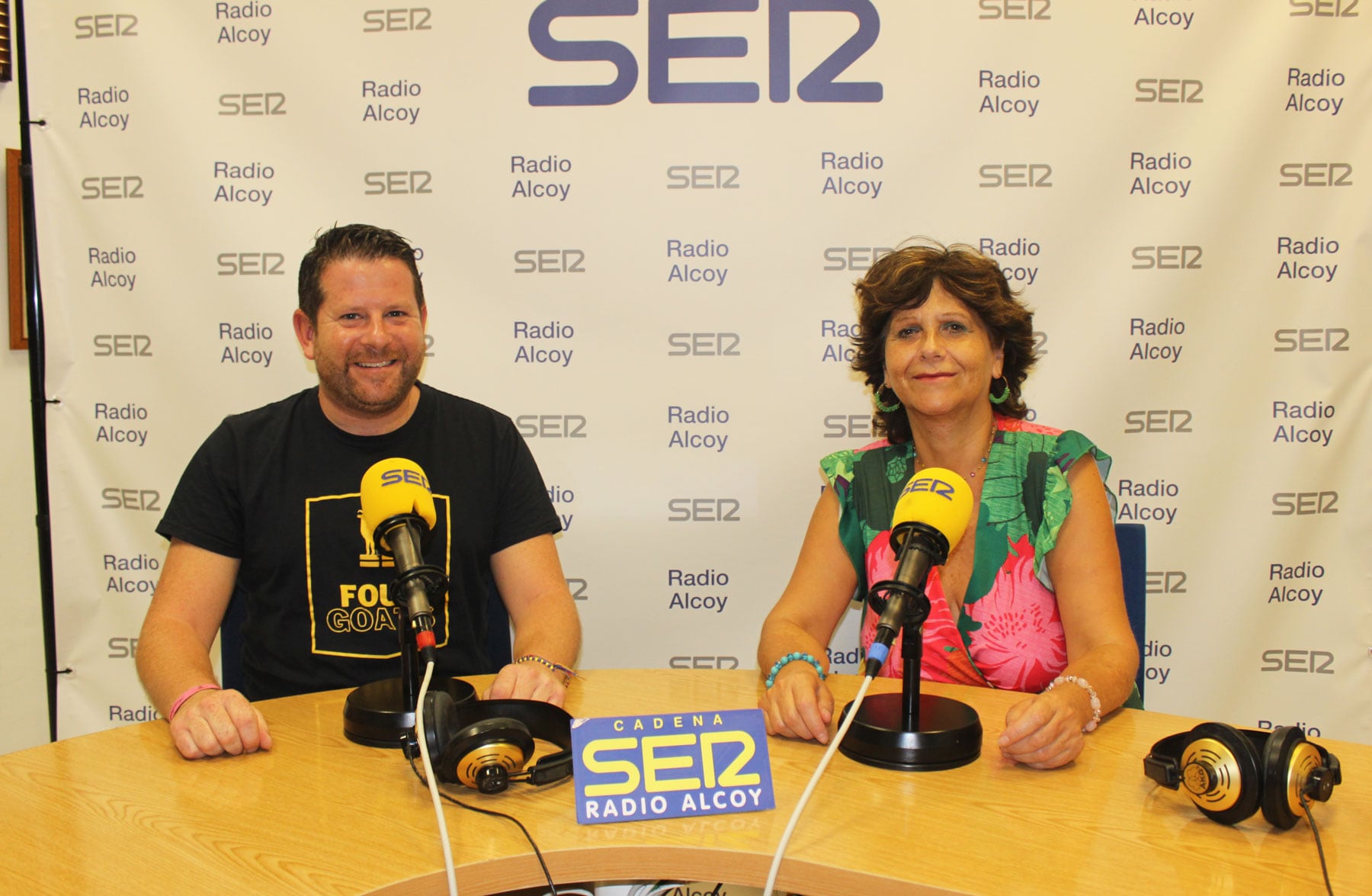 Gilberto Molina y Ángeles Llorens, en el estudio central de Radio Alcoy