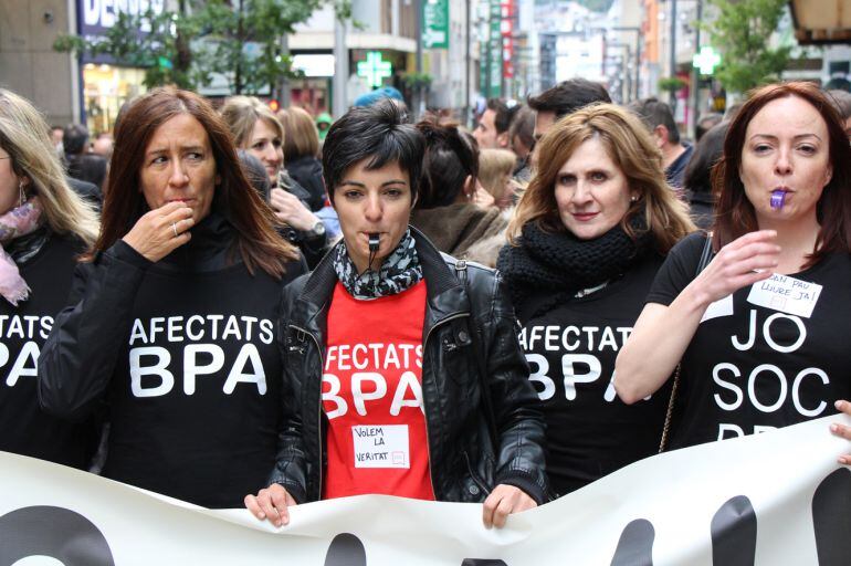 Afectats de BPA durant la manifestació d'ahir. L'AREB revisarà en els propers dos mesos tots els comptes de l'entitat, uns 20.000