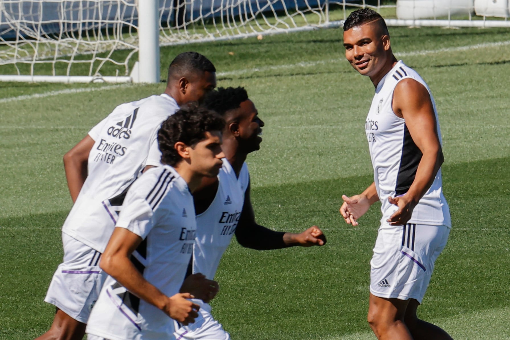 Fotografía del entrenamiento del Real Madrid de este viernes: Casemiro entrena con normalidad. EFE/ Mariscal