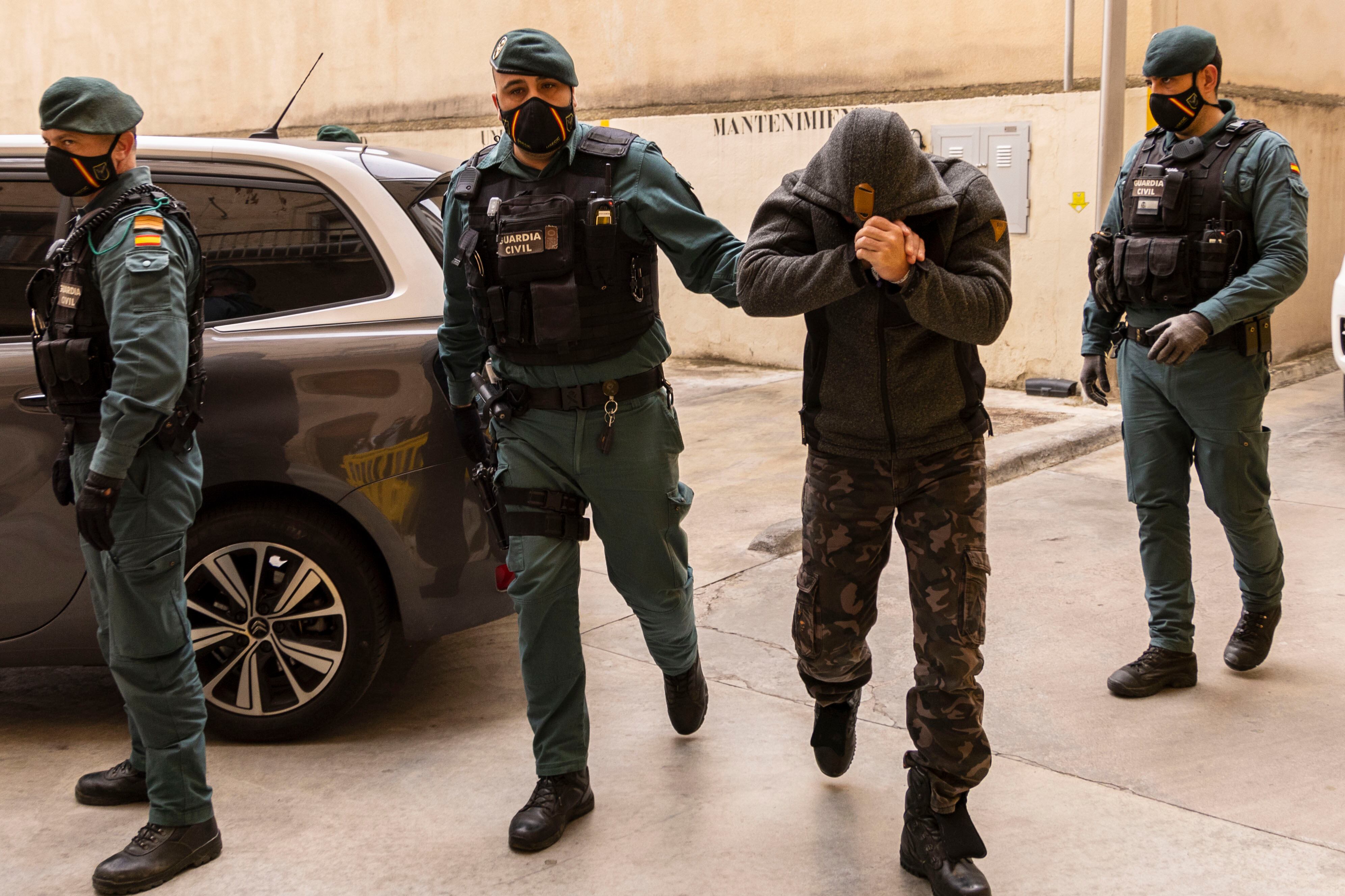 PALMA DE MALLORCA, 16/03/2022.- Seis detenidos por presunto espionaje a la pareja del expresidente de Panamá Ricardo Martinelli en Mallorca, entre ellos cuatro guardias civiles, han pasado este miércoles a disposición judicial en los juzgados de Via Alemania de Palma de Mallorca. EFE/ Cati Cladera