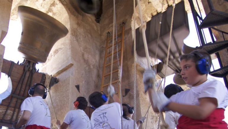 La asociación de campaneros de Albaida hacen sonar las campanas de la iglesia de la Asunción de la localidad