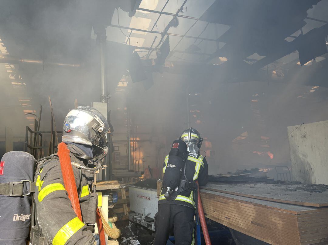 Hasta once dotaciones de bomberos trabajaron para controlar el incendio.