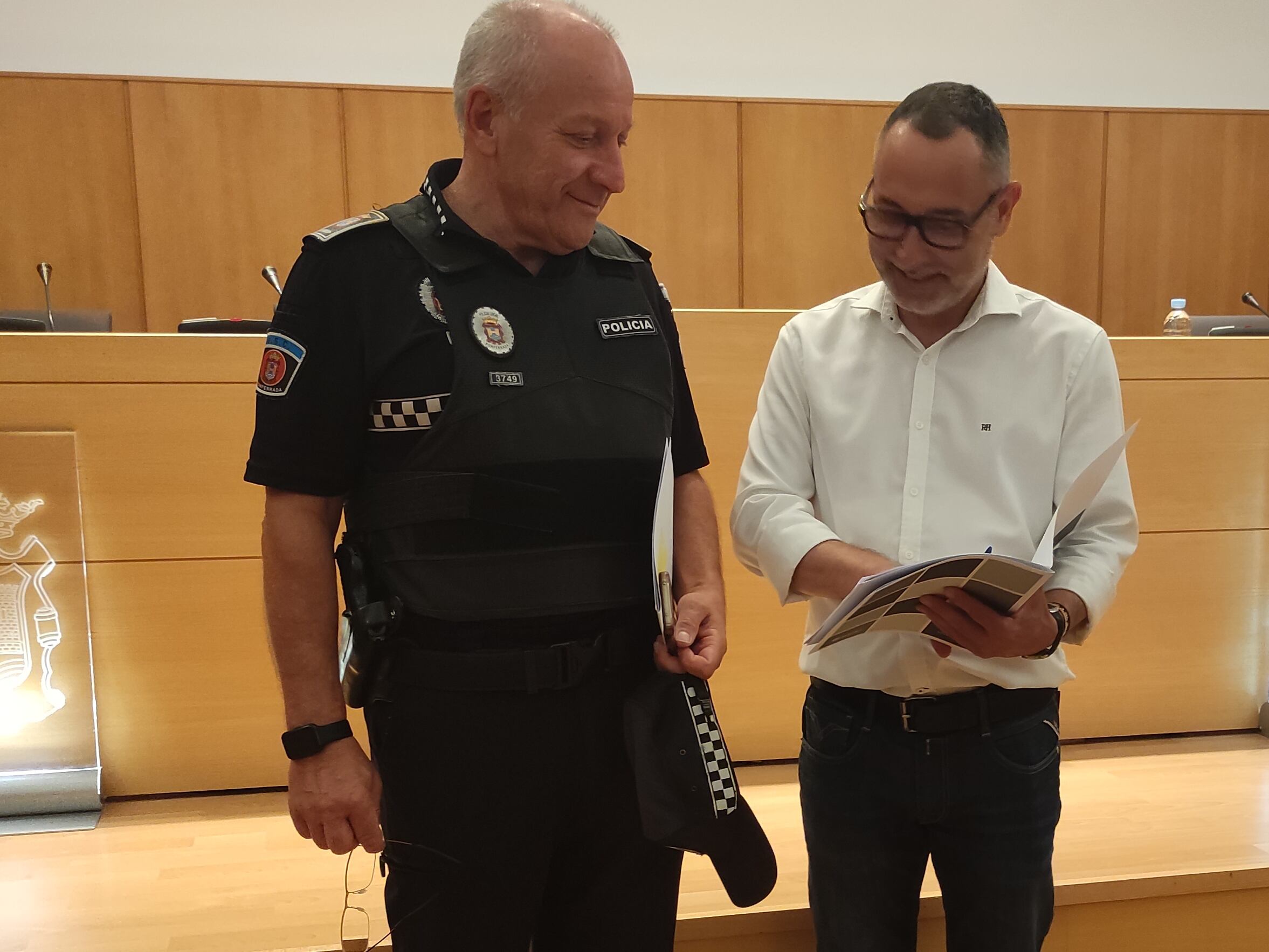 El Mayor de la Policía municipal de Ponferrada, Aquilino Borraz y el concejal de Seguridad, Carlos Cortina presentan el operativo