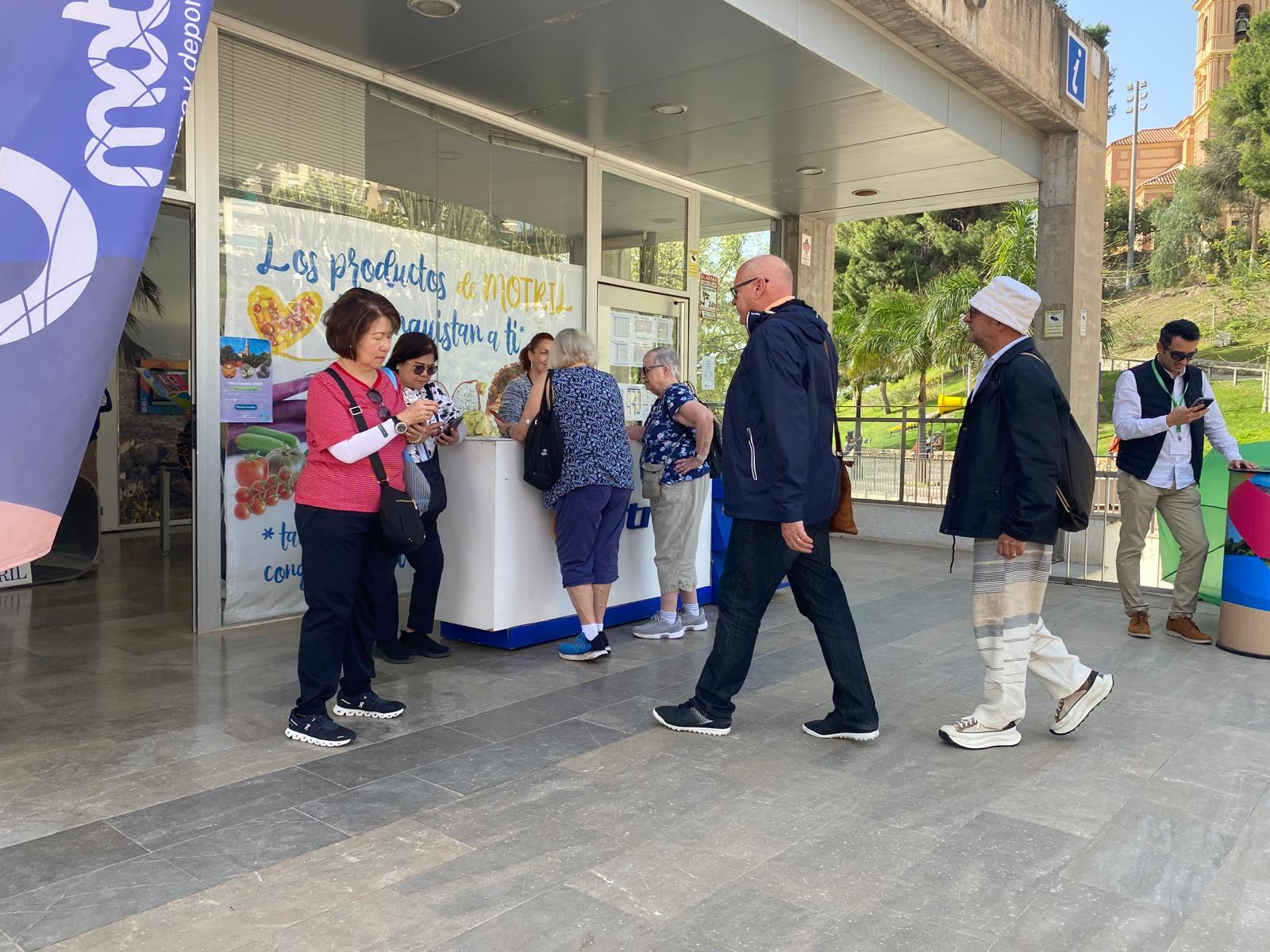 Cruceristas son atendidos por informadores turísticos en la Oficina de Turismo de Motril (Granada)