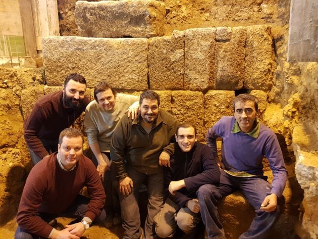 El equipo de descubridores de los restos del puerto de Gadir en la cueva del Pájaro Azul