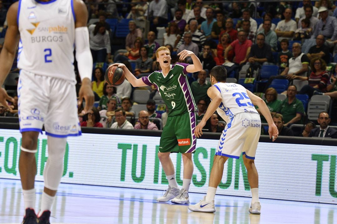 Alberto Díaz, botando el balón en el partido contra el Burgos