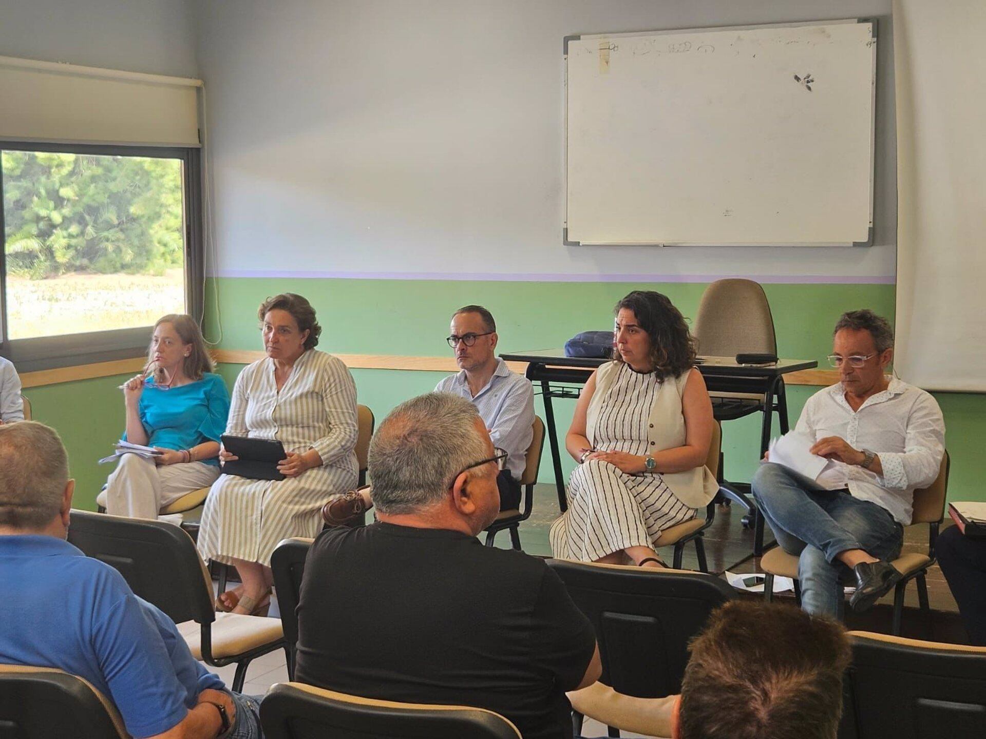 La delegada de Fomento en una de las reuniones con vecinos de la barriada de La Asunción