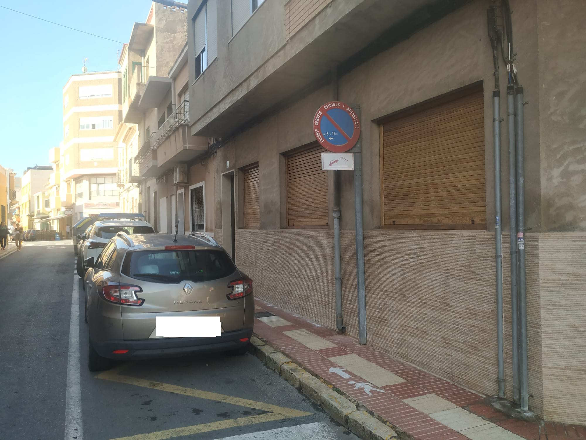 Coche del párroco de El Campello aparcado en espacio municipal reservado para el que ha obtenido autorización