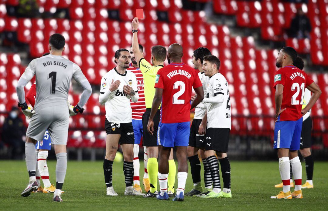 GRANADA, SPAIN - DECEMBER 30: Jason of Valencia CF is shown a red card by Referee Adrian Cordero Vega during the La Liga Santander match between Granada CF and Valencia CF at Estadio Nuevo Los Carmenes on December 30, 2020 in Granada, Spain. Sporting stadiums around Spain remain under strict restrictions due to the Coronavirus Pandemic as Government social distancing laws prohibit fans inside venues resulting in games being played behind closed doors. (Photo by Fran Santiago, Getty Images)