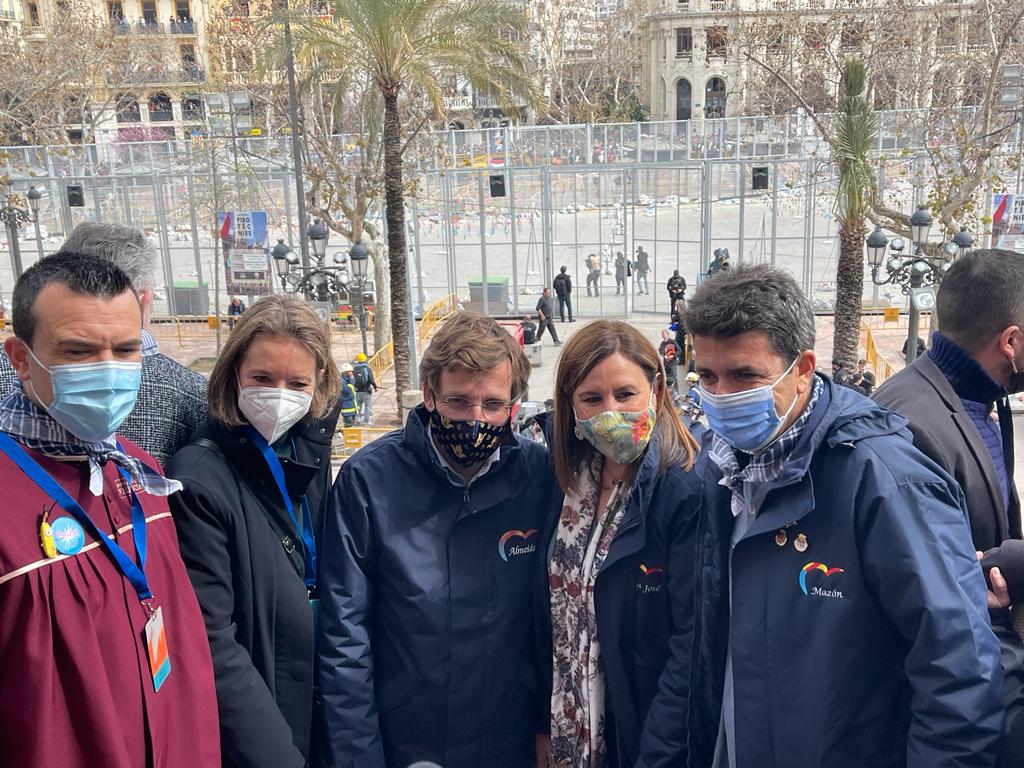 Martínez Almeida junto a María José catalá y Carlos Mazón en el balcón del Ayuntamiento