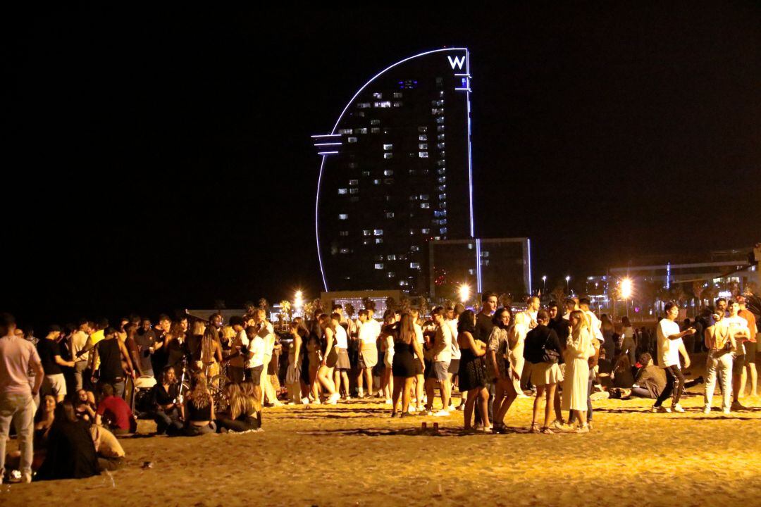 Platja de la Barceloneta vora la una de la matinada la primera nit de toc de queda