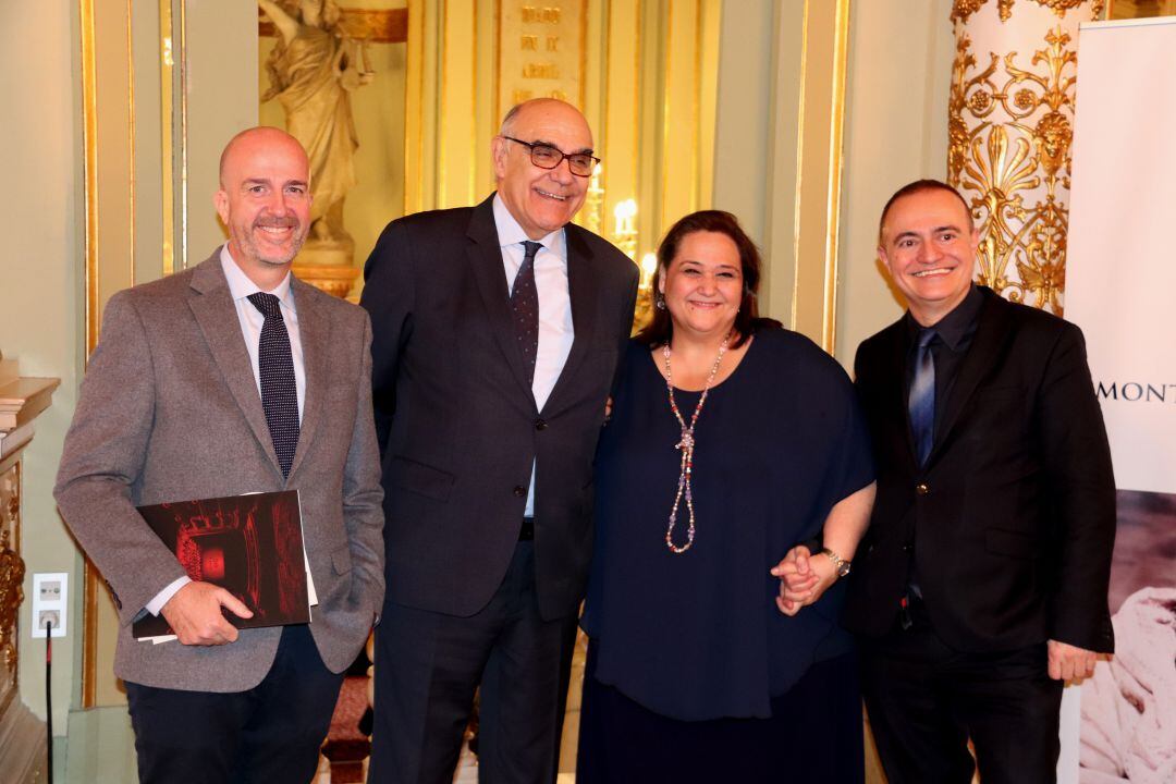 La presidenta de la Fundació Caballé, Montse Caballé Claus, el president del Liceu, Salvador Alemany, el director artístic, Víctor Garcia de Gomar, i el director artístic del Teatro Real de Madrid, Joan Matabosch, a la presentació de la fundació al Teatre del Liceu