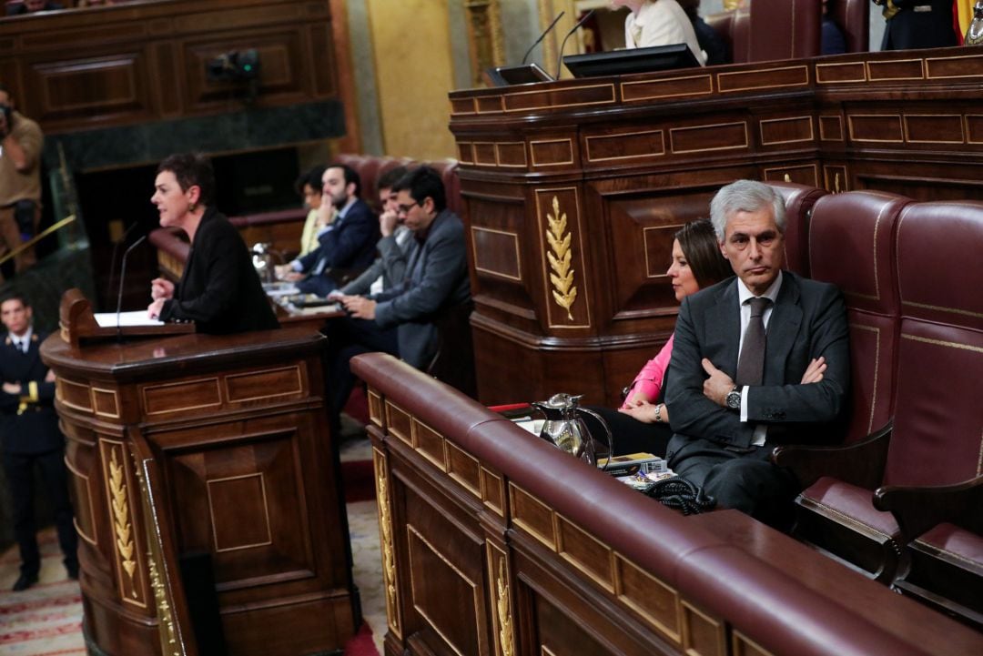 El secretario cuarto del Congreso, Adolfo Suárez Illana (PP), le da la espalda a la portavoz de EH Bildu en el Congreso de los Diputados, Mertxe Aizpurua durante su intervención en la segunda sesión del debate de investidura