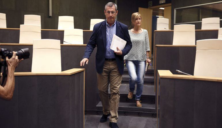 GRA007. SAN SEBASTIÁN, 23/06/2015.- El candidato del PNV, Markel Olano, a su llegada al pleno de investidura del las Juntas Generales, en el que será investido diputado general de Gipuzkoa con el apoyo del PSE-EE. EFE/Javier Etxezarreta