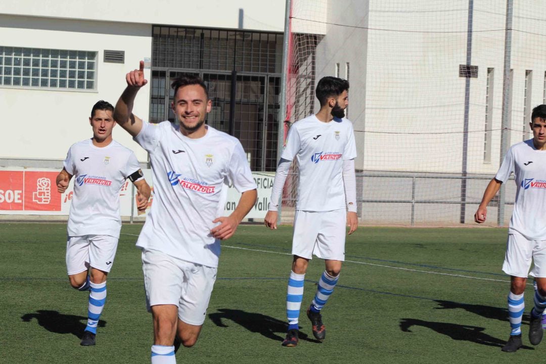 Sergio celebrando el primer gol en Las Cabezas