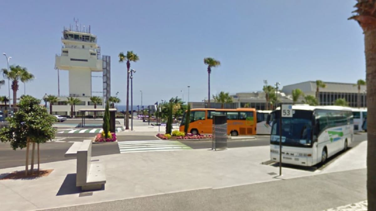 Las guaguas pagarán el "tarifazo" a partir del 15 de abril. Luis López Chapí, director de Aeropuertos de Canarias