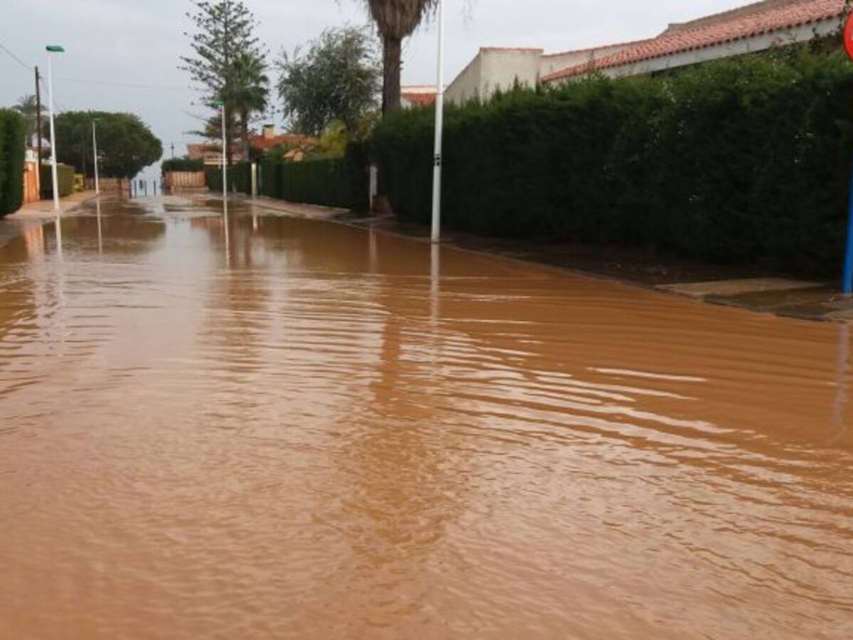 Las lluvias devuelven el agua sucia al Mar Menor