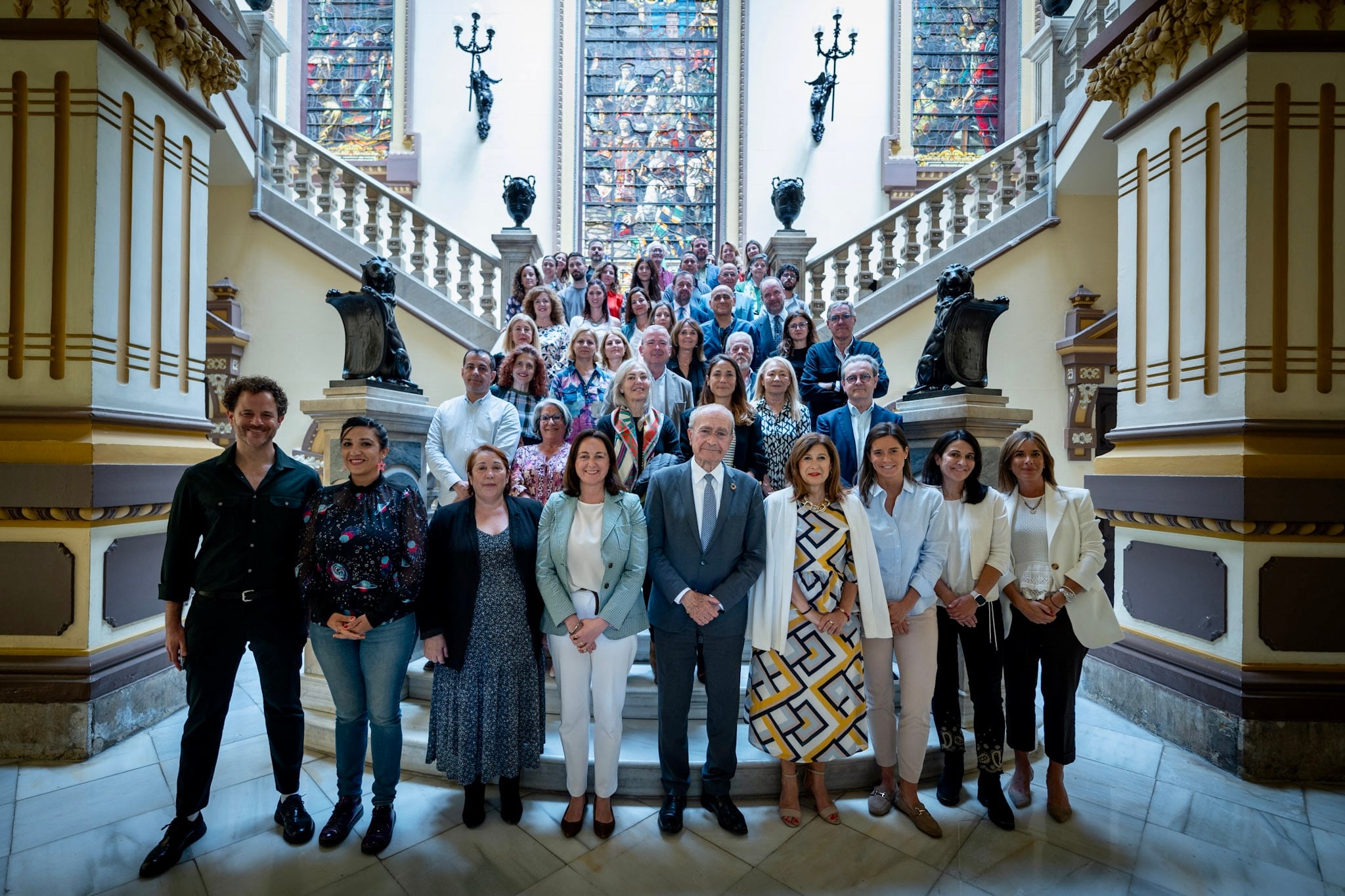 El alcalde de Málaga, Francisco de la Torre, junto a la concejala delegada deCultura y Patrimonio Histórico, Mariana Pineda; la representante de Larios
Azahara Margon; la directora de Actividades Culturales de Fundación Unicaja,
Emilia Garrido; y la responsable de Comunicación y Relaciones Externas de
Cervezas Victoria, Genoveva Ferragut, entidades patrocinadoras de esta
edición, ha presentado las actividades de la XV edición de la Noche en Blanco,
en la que también colabora el Hotel AC Málaga Palacio