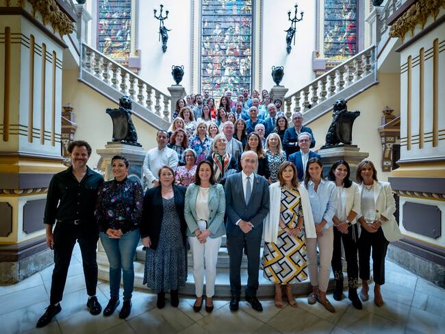 El alcalde de Málaga, Francisco de la Torre, junto a la concejala delegada deCultura y Patrimonio Histórico, Mariana Pineda; la representante de Larios
Azahara Margon; la directora de Actividades Culturales de Fundación Unicaja,
Emilia Garrido; y la responsable de Comunicación y Relaciones Externas de
Cervezas Victoria, Genoveva Ferragut, entidades patrocinadoras de esta
edición, ha presentado las actividades de la XV edición de la Noche en Blanco,
en la que también colabora el Hotel AC Málaga Palacio