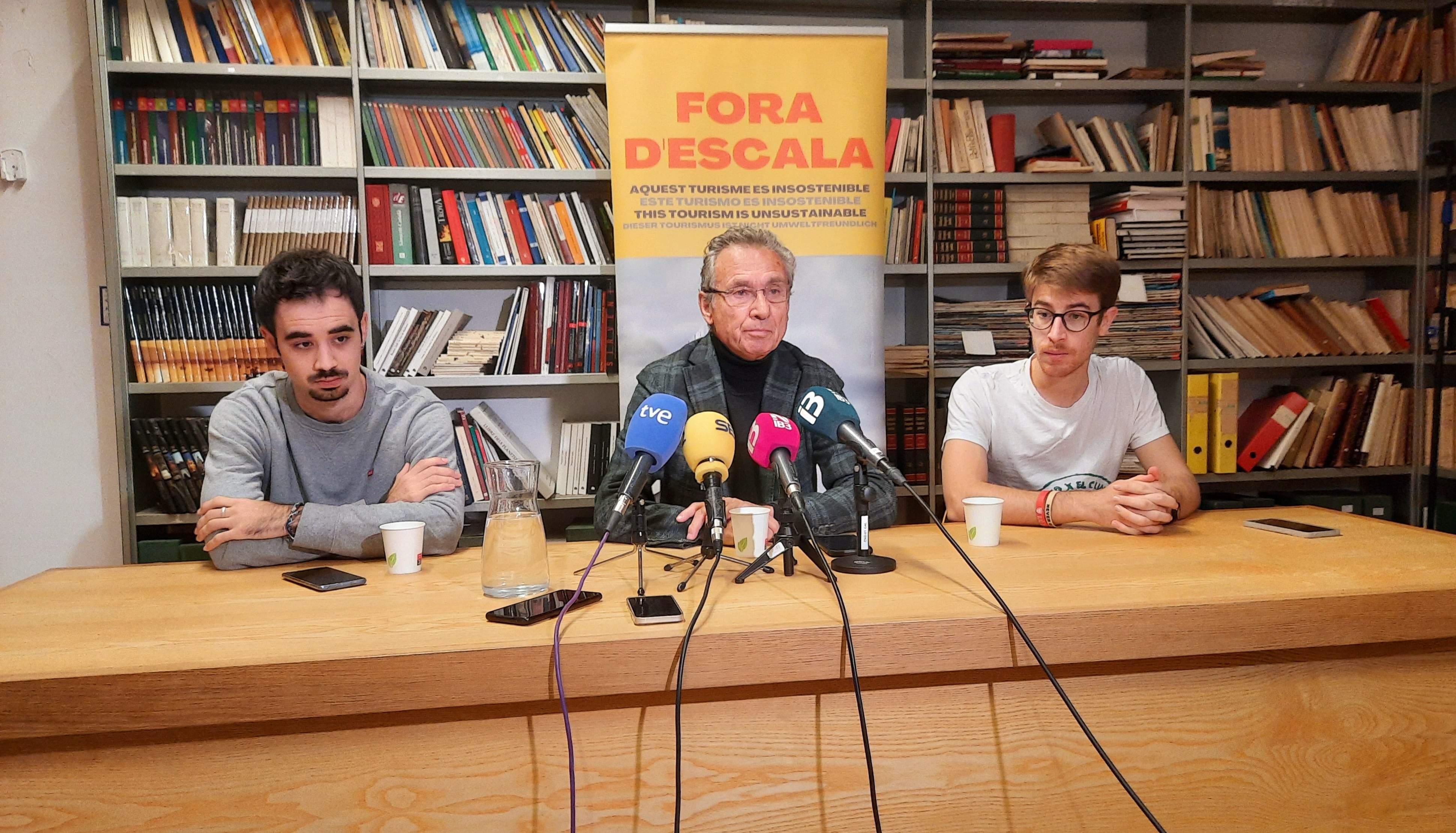 Rueda de prensa Plataforma contra els Megacreuers. David López, técnico de la plataforma; Jaume Garau, miembro del Fòrum de la Societat Civil y de la plataforma; y Pere Joan Femenia, miembro de Joventut pel Clima y miembro de la plataforma.