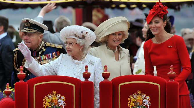 Los actos de homenaje por los 60 años de reinado de Isabel II continúan. La soberana participó este domingo de un histórico paseo fluvial que fue acompañado por 1,2 millones de personas