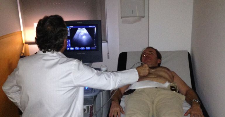 Imatge d’un professional realitzant una ecografia al CAP de Tremp