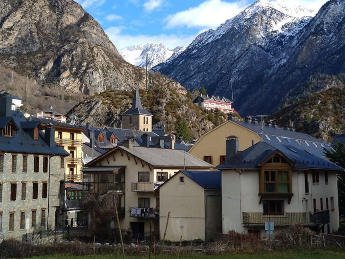 Setas y teatro en el puente del Pilar del Alto Gállego