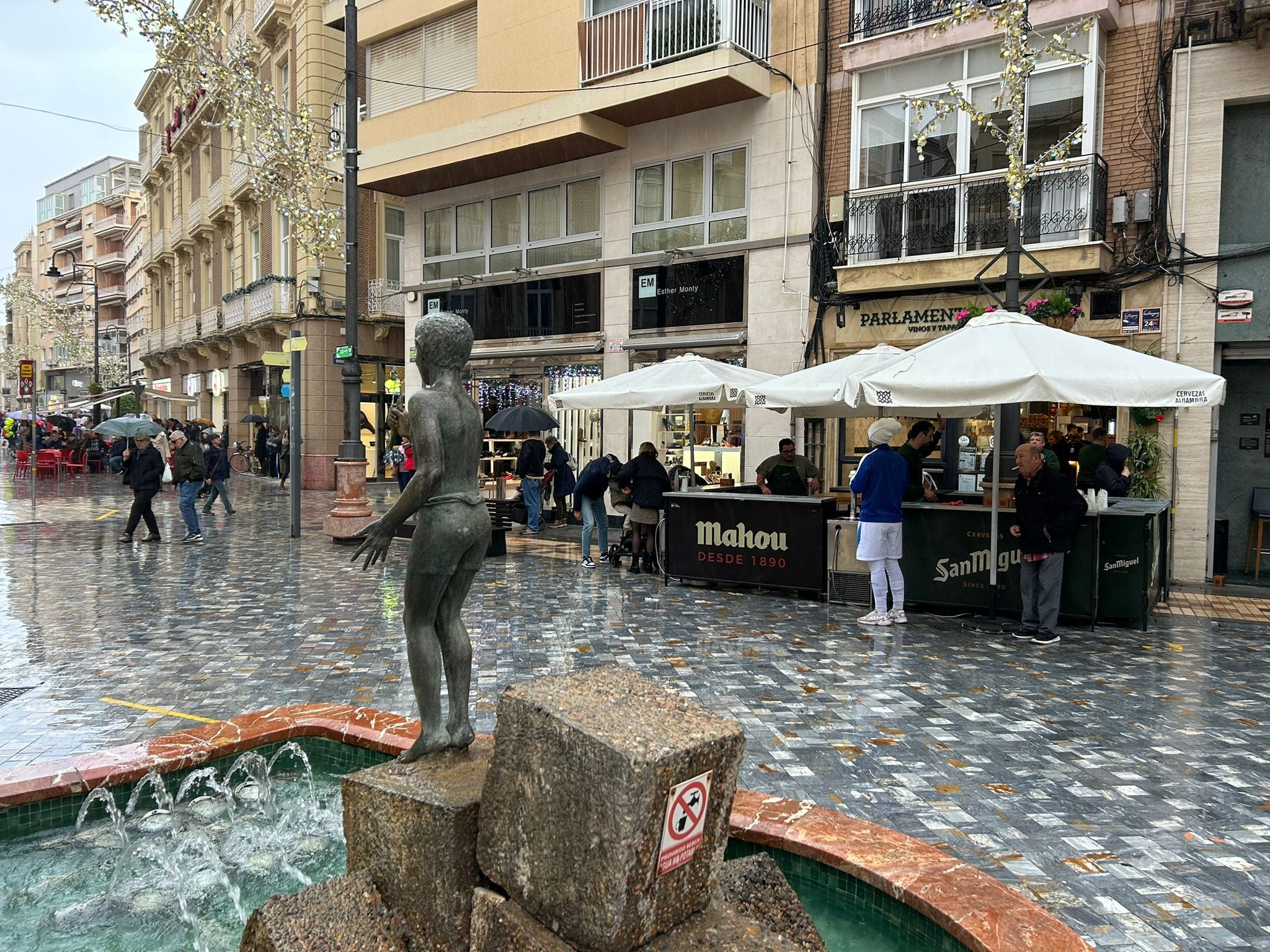 Una de las barras montadas en la calle, sin apenas gente