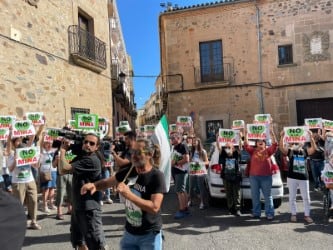 Ciudadanos y miembros de la Plataforma Salvemos la Montaña a las puertas de la Cámara de Comercio