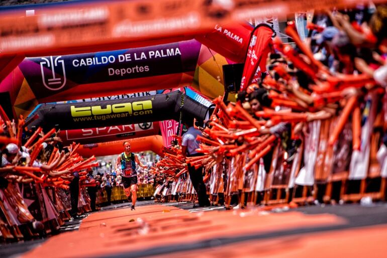 Pere Aurell entrando en la meta abarrotada de la Transvulcania 2018