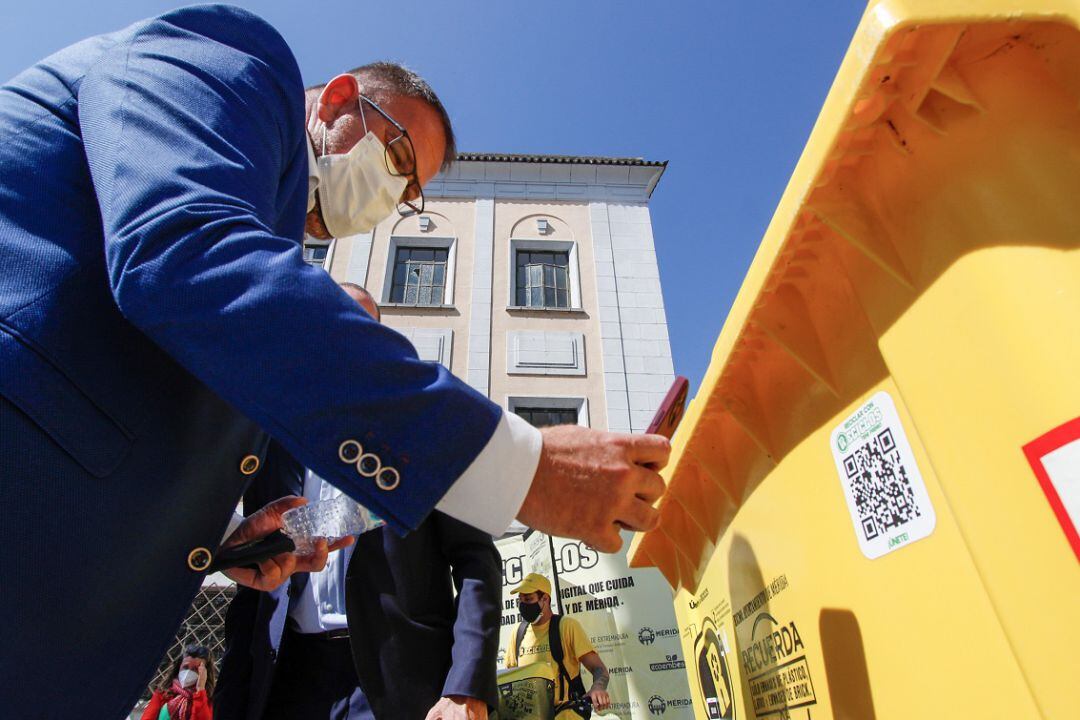 El alcalde de Mérida, Antonio Rodríguez Osuna se suma a la campaña &quot;Reciclos&quot; de Ecoembes