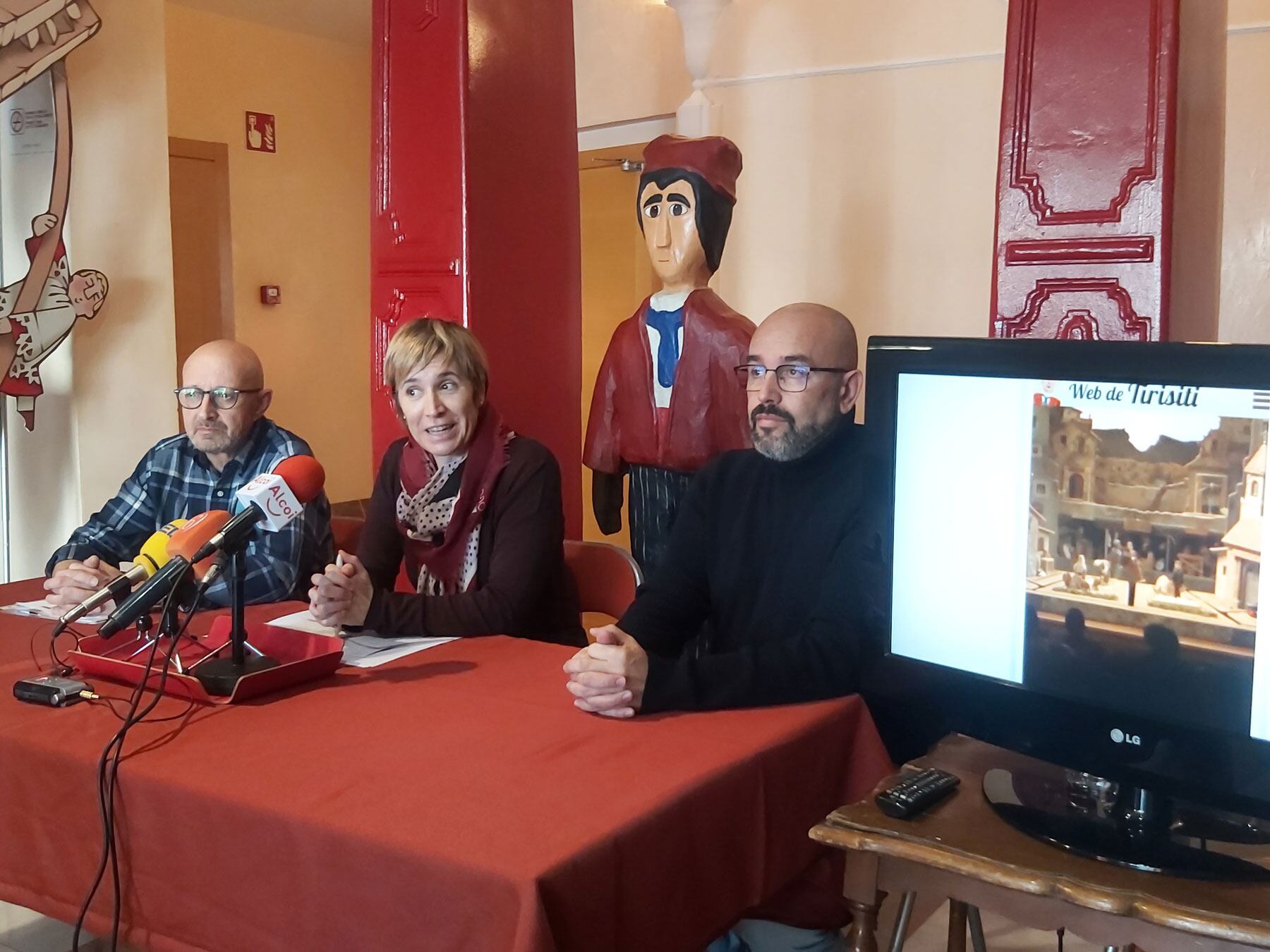 Joanfra Rozalén, Elisa Guillem y Hermez Vélez, en la rueda de prensa de presentación de la campaña del Betlem de Tirisiti con la novedad de la web