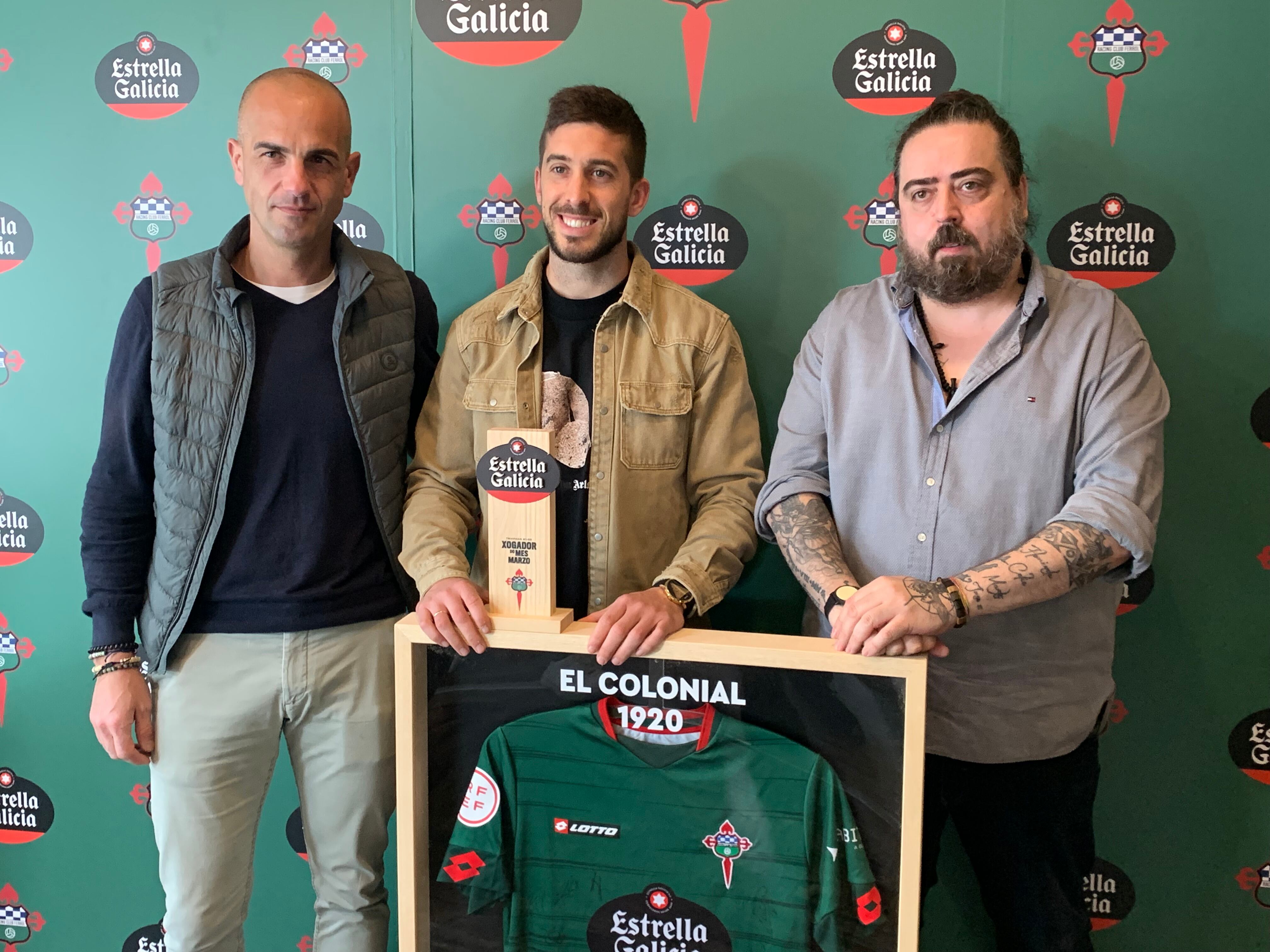 Pena, en el centro, recogió el trofeo junto a representantes de Estrella Galicia y del local hostelero que acogió el acto