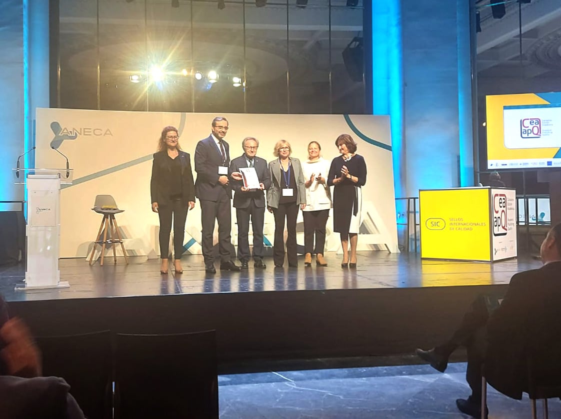 El rector de la UJA, Juan Gómez, y el director de la colección premiada, Pedro Galera (segundo y tercero por la izqda), en el momento de la recogida del sello de calidad.