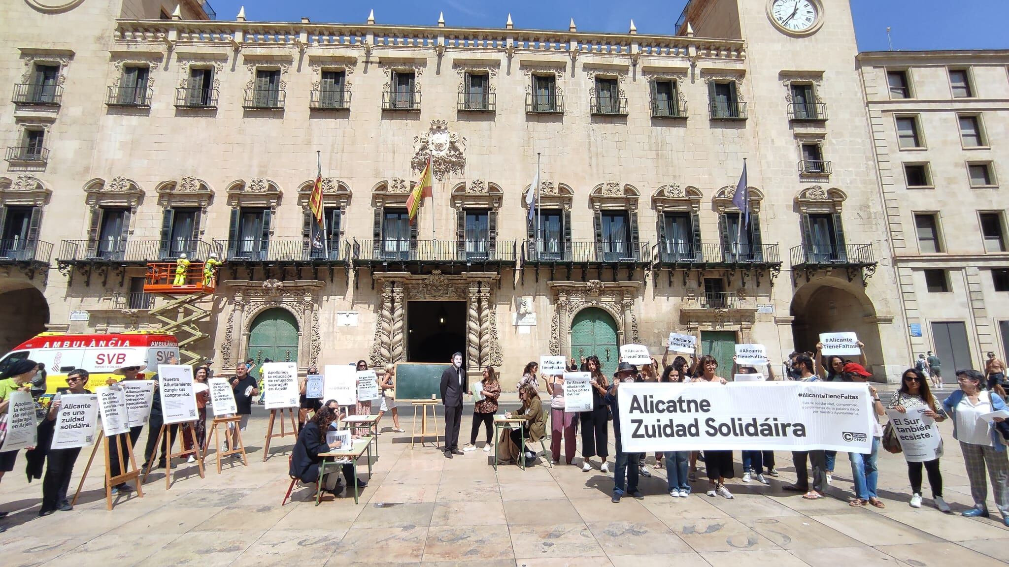 Protesta de la Coordinadora de ONGd Alicante en la plaza del Ayuntamiento