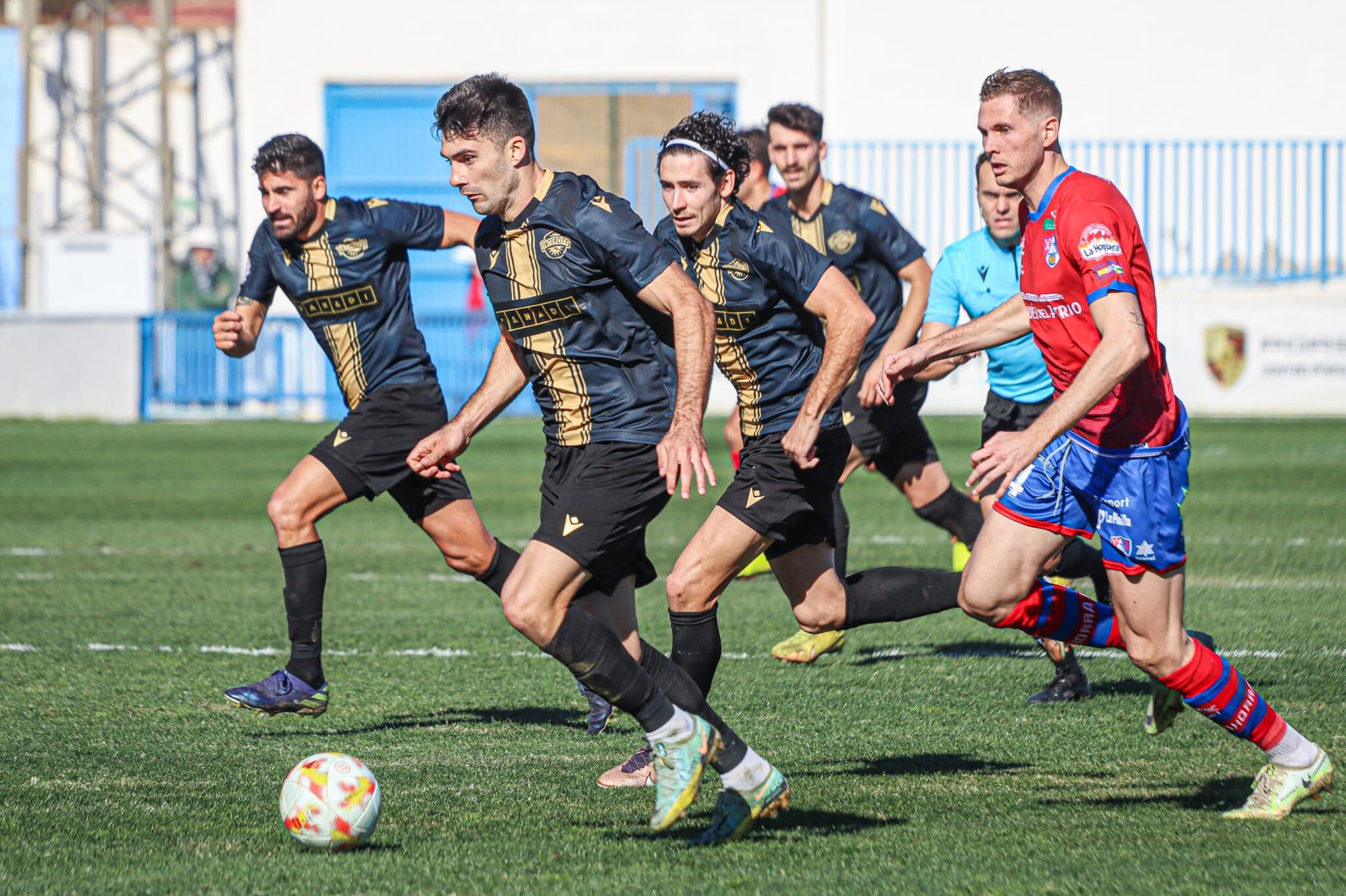 Xemi, Aarón y Carmona, jugadores del Intercity,  frente al Calahorra