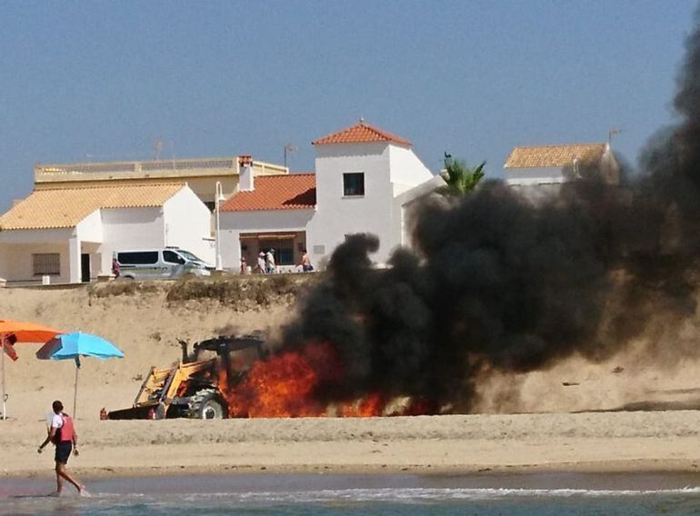 Incendio de una excavadora en La Antilla