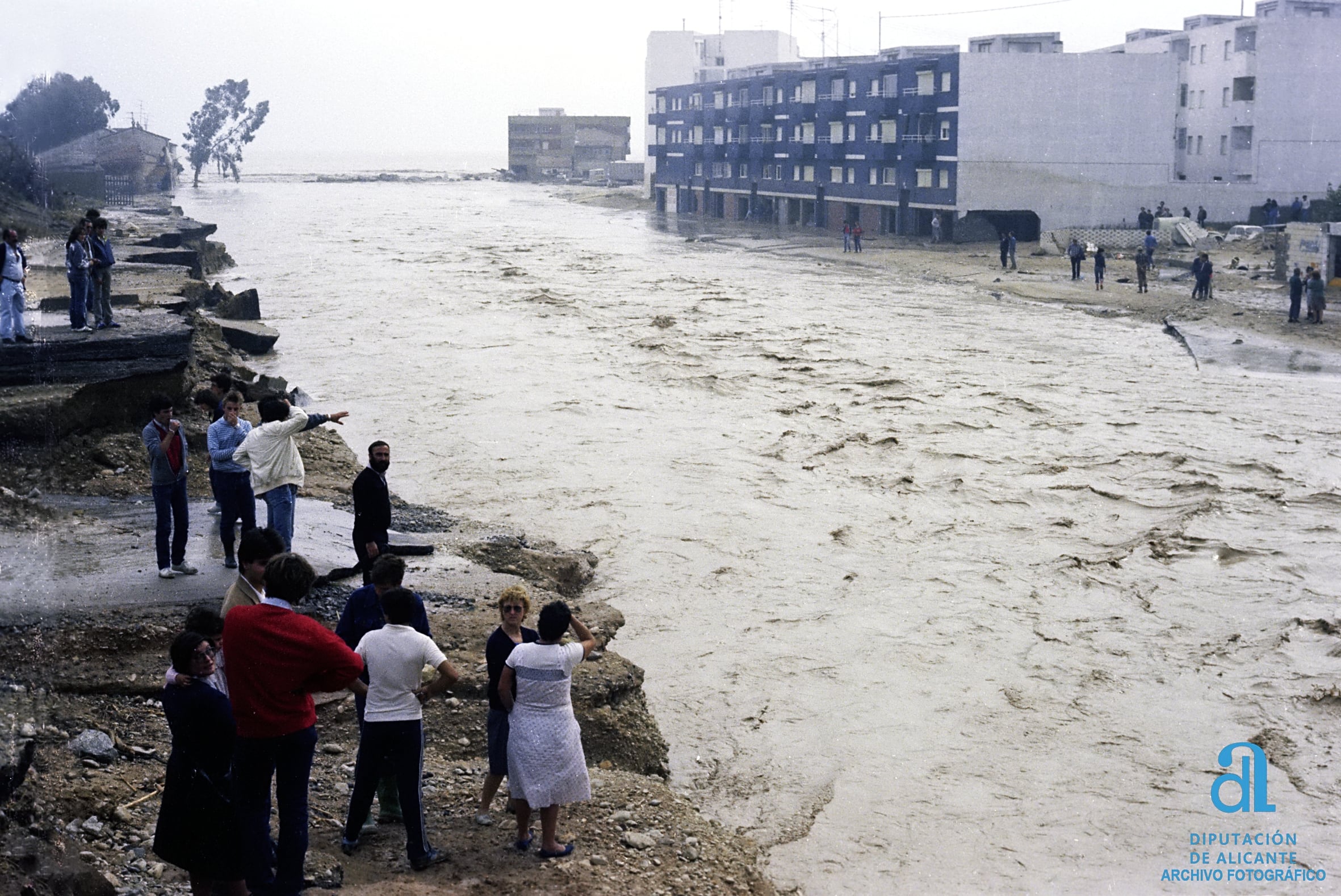 Riada de 1982 en el barrio de San Gabriel, en Alicante (Foto: Diputación Provincial de Alicante)