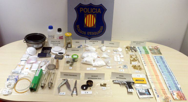 Material incautado del piso de los acusados por crear su propio laboratorio de droga.