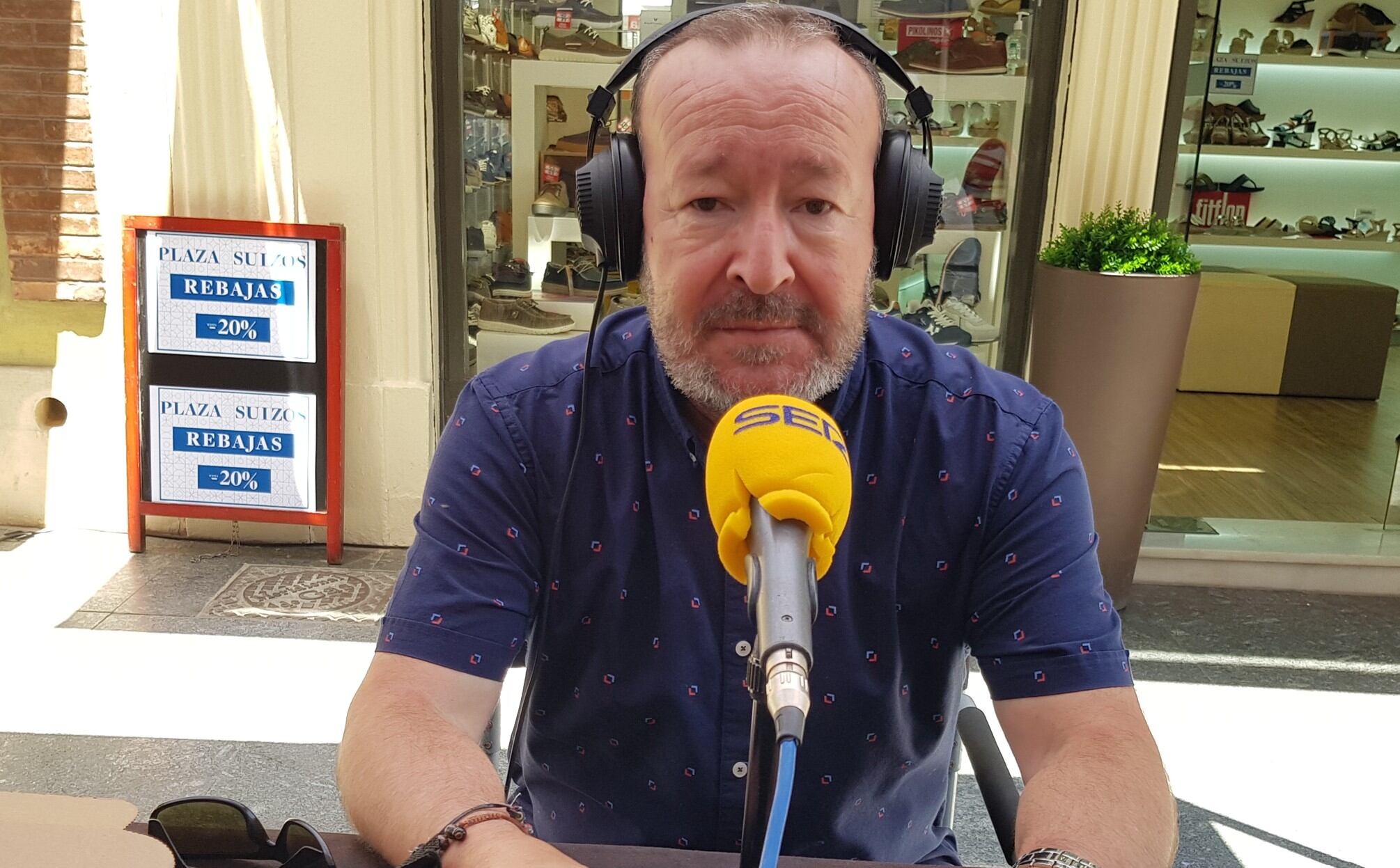 Joaquín Amérigo con el micrófono de la Cadena SER.