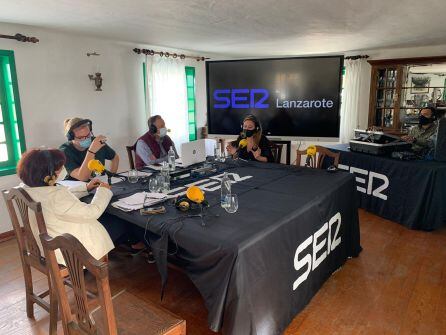 Marta Cantero (directora de Contenidos de la SER en Canrias, Javi Rodríguez (Hoy por Hoy Tenerife), Evaristo Quintana (Hoy por Hoy El Drago) y Alexis Martín (jefe técnico de SER Las Palmas) en un momento del Hoy por Hoy Canarias especial Lanzarote, junto a la presidenta del cabildo conejero, María Dolores Corujo.