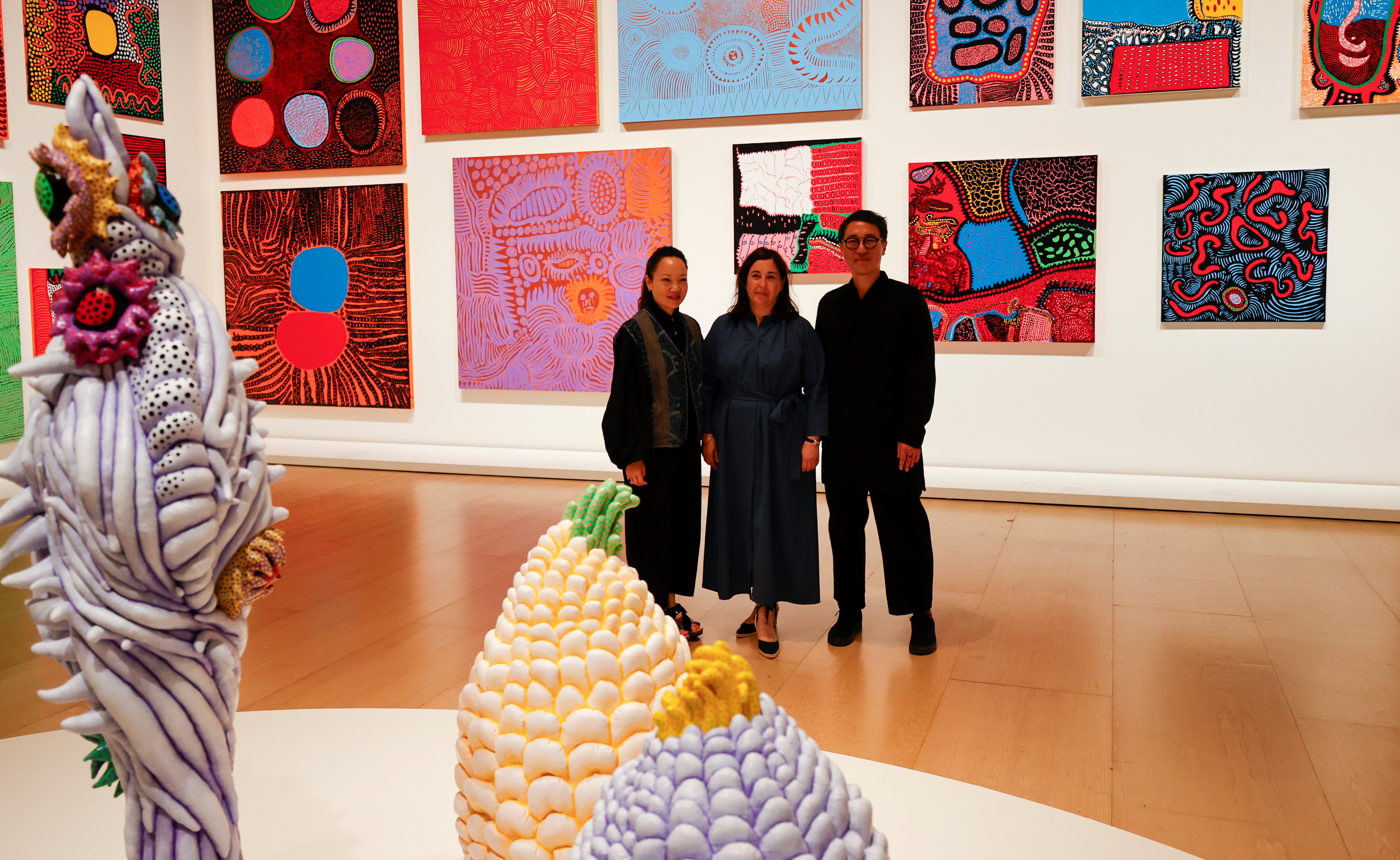 Las comisarias de la exposición Mika Yoshitake, Doryun Chong y Lucía Agirre ante varias obras de la artista japonesa Yayoi Kusama. EFE/Luis Tejido