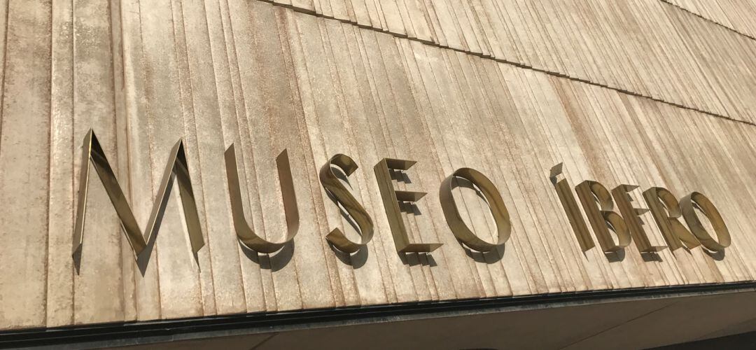 Fachada principal del Museo de arte Íbero.