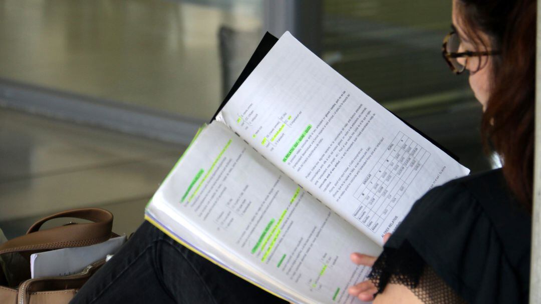 Una alumna estudiando en la UIB durante las pruebas de Selectividad