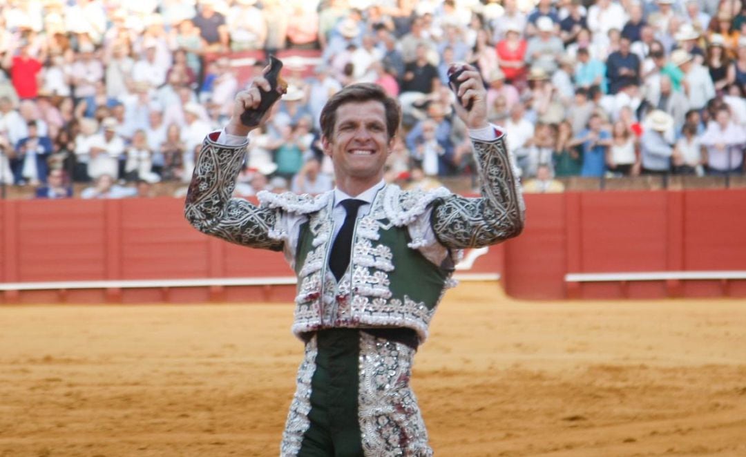 El Juli pasea las dos orejas que le cortó al quinto toro de la tarde