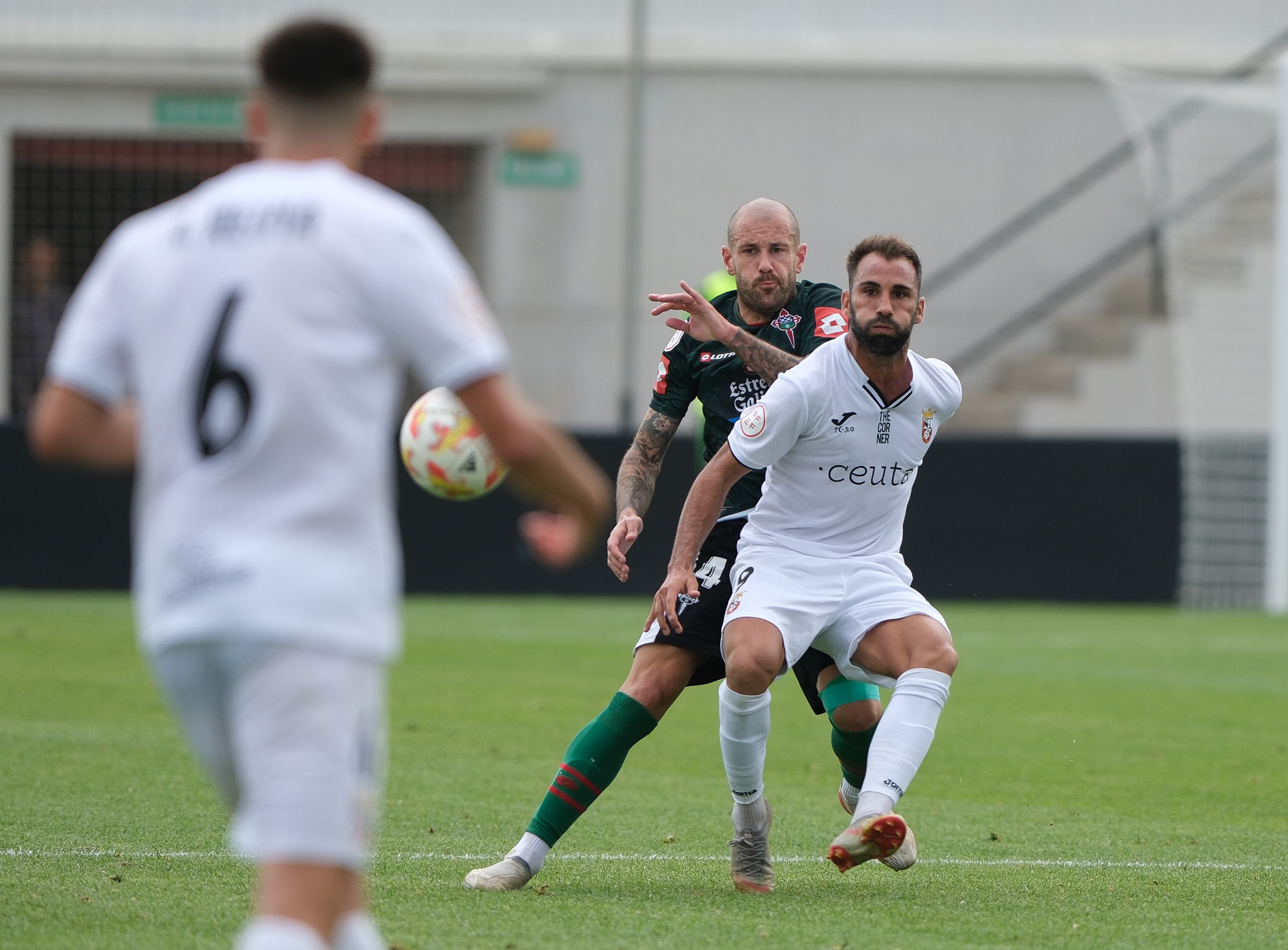 Jon García, en una jugada del Ceuta-Racing en el Alfonso Murube (foto: Cadena SER)