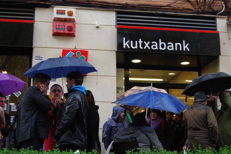 Alrededor de un centenar de personas se congregaron en la sucursal de Kutxabank para apoyar a Toñi.