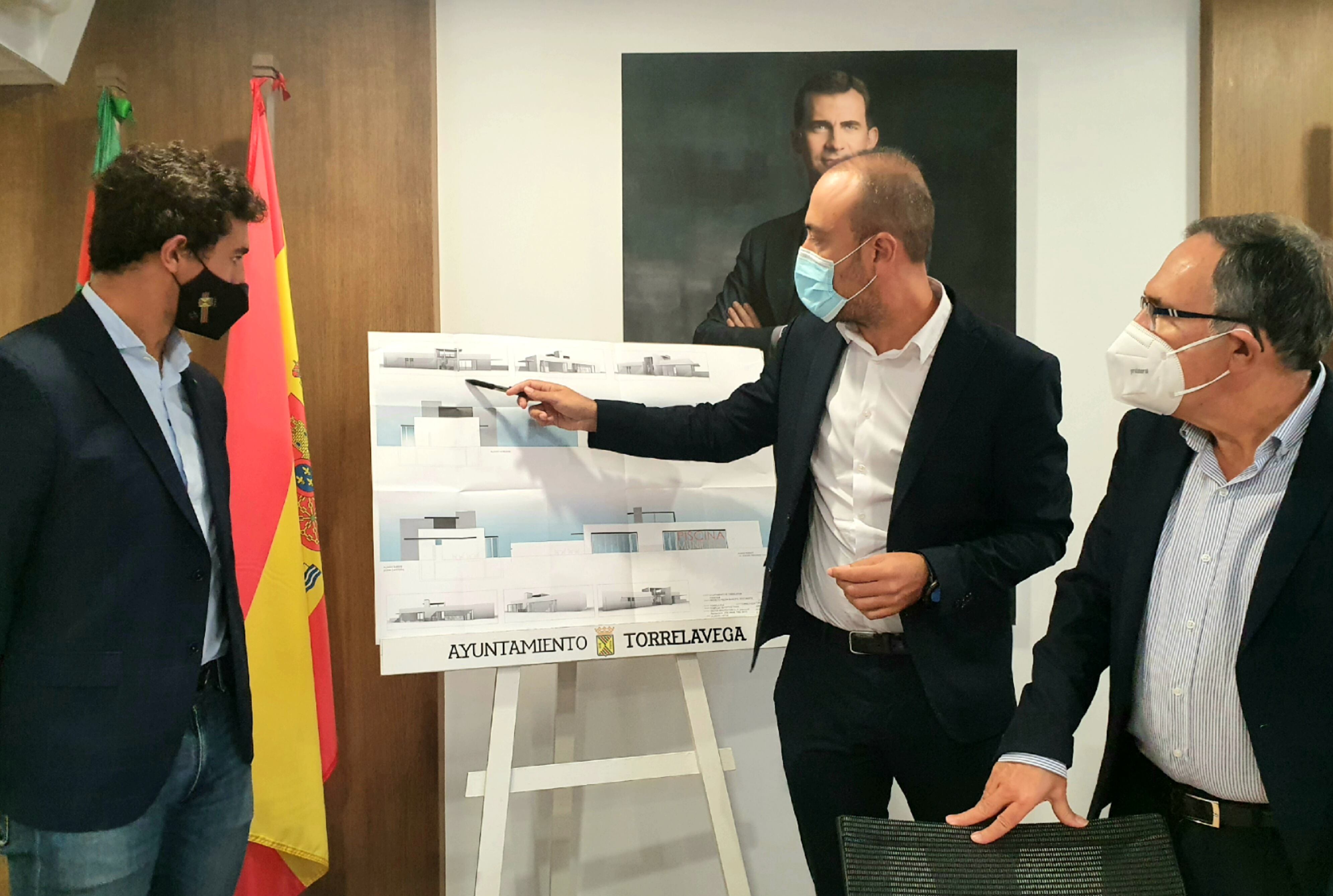 Nacho González, Javier López Estrada y José Manuel Cruz Viadero en la presentación del proyecto de las piscinas de verano