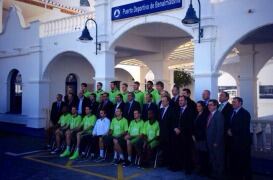Los jugadores del Unicaja, posando junto a algunos de los patrocinadores, en el Puerto Deportivo de Benalmádena.