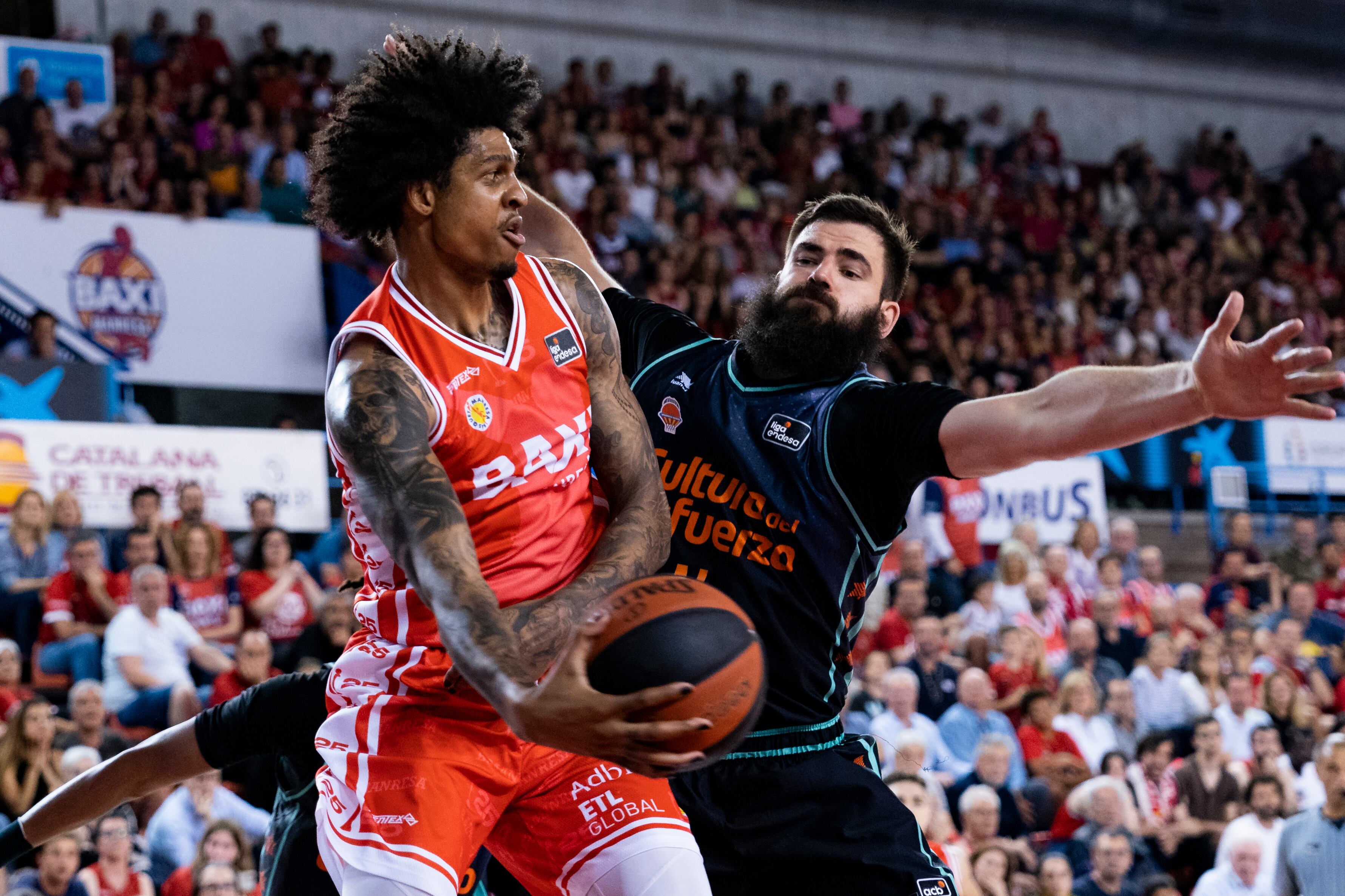 MANRESA (BARCELONA), 07/05/2023.- El ala-pívot americano del Baxi Manresa Devin Robinson (i) es defendido por el pívot montenegrino del Valencia Basket Bojan Dubljevic (d) durante el encuentro de la jornada 31 de la Liga Endesa entre el Baxi Manresa y el Valencia Basket Club, disputado este domingo en el Pabellón Nou Congost de Manresa. EFE/Siu Wu